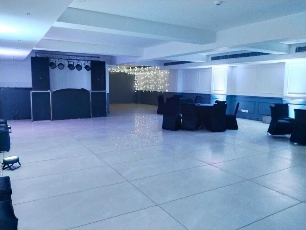 Hotel Bizzotel Gurgaon