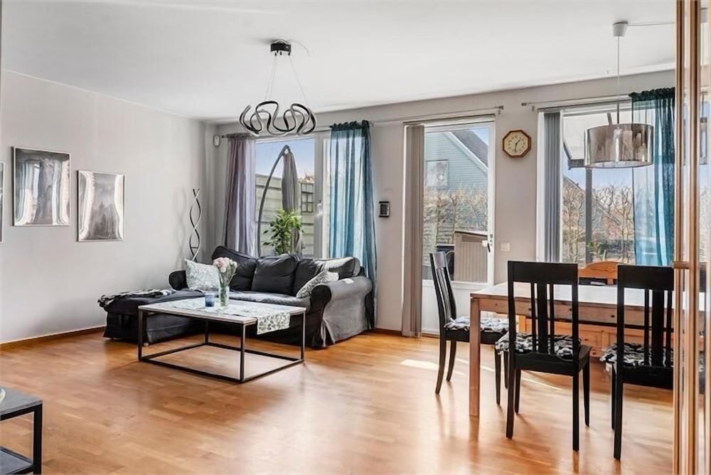 5 Bed Rooms House with Jacuzzi Free Parking and 2 Toilets Bath in Malmö — 4-Star Luxury Hotel in Malmoe, Sweden