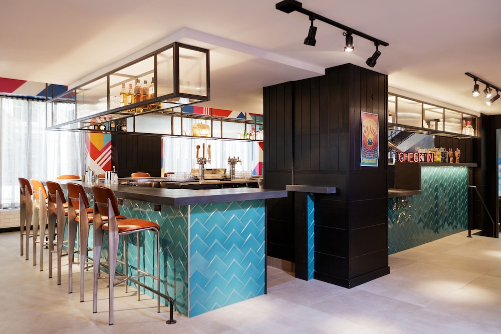 Moxy Richmond Downtown - photo 4