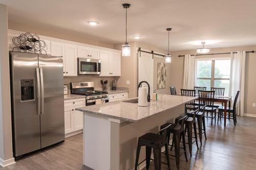Brand New 2 Bed with Office — hotel in Loves Park