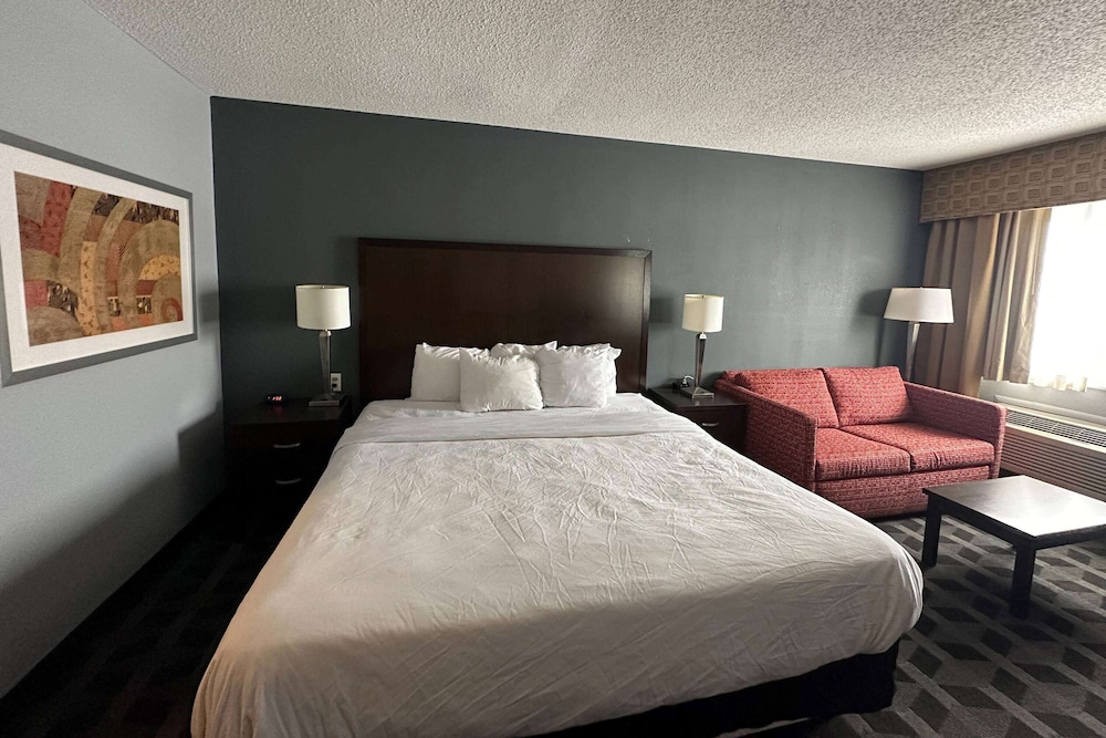 Baymont by Wyndham Flint Airport North - photo 10