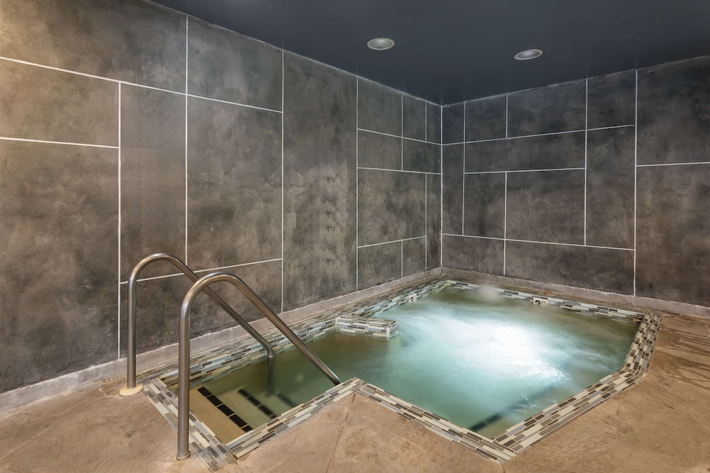 Best Western Plus Milwaukee West - photo 42