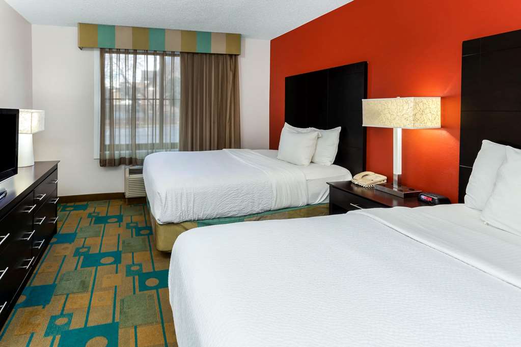 La Quinta Inn & Suites by Wyndham Milwaukee Bayshore Area - photo 22