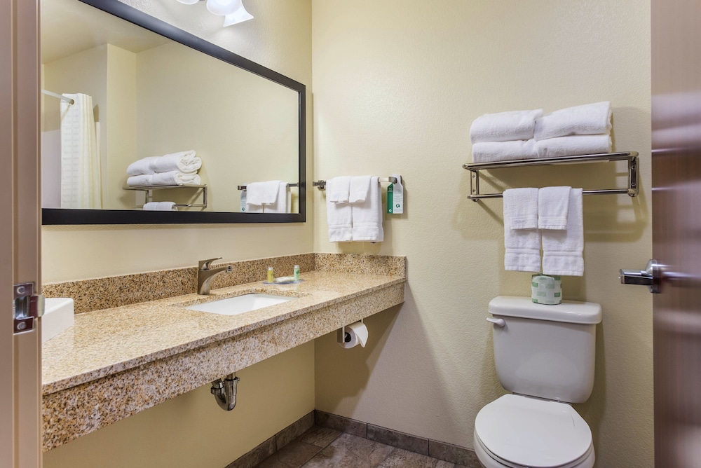 Cobblestone Hotel & Suites Hutchinson - photo 37