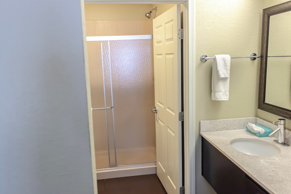 Staybridge Suites Minot by IHG - photo 37