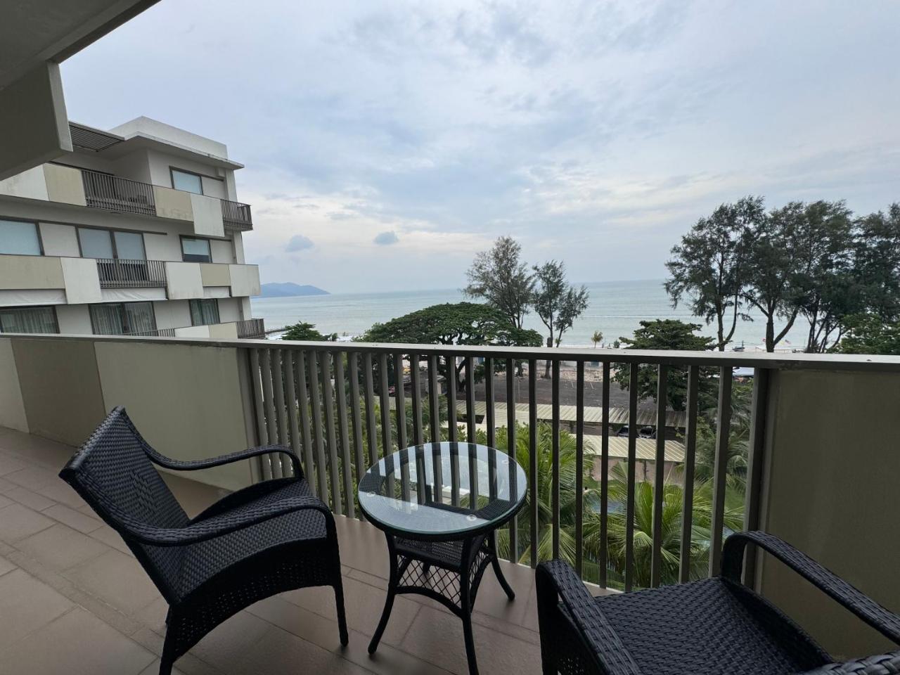 By The Sea Direct Seaview n Pool view#B53 — 4-Star Luxury Hotel in Batu Feringgi, Malaysia