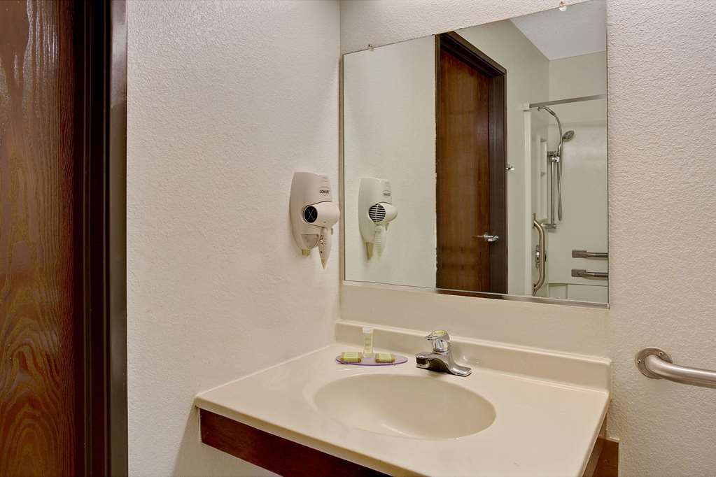 Super 8 by Wyndham Newport News Jefferson Ave. - photo 4