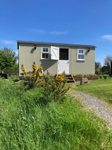 The Shepherds Hut - carbon neutral hotel in Annahilt