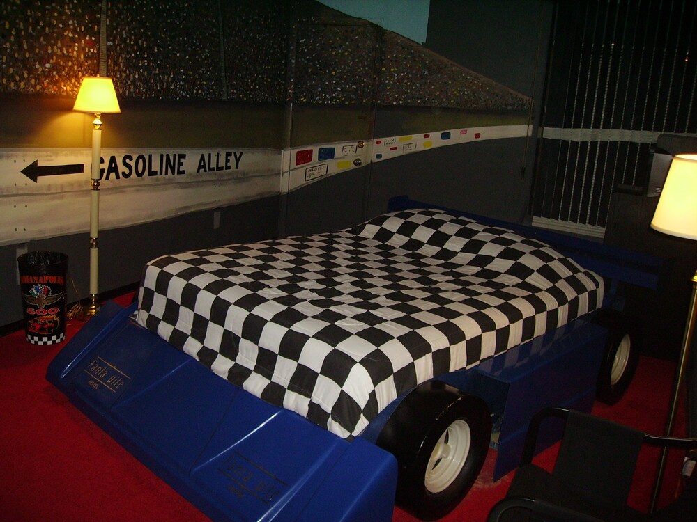 Red Carpet Inn And Fantasuite Hotel - photo 16