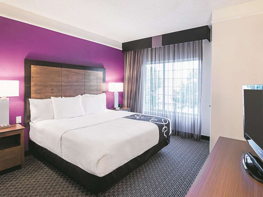 La Quinta Inn & Suites by Wyndham Fort Worth North - photo 30