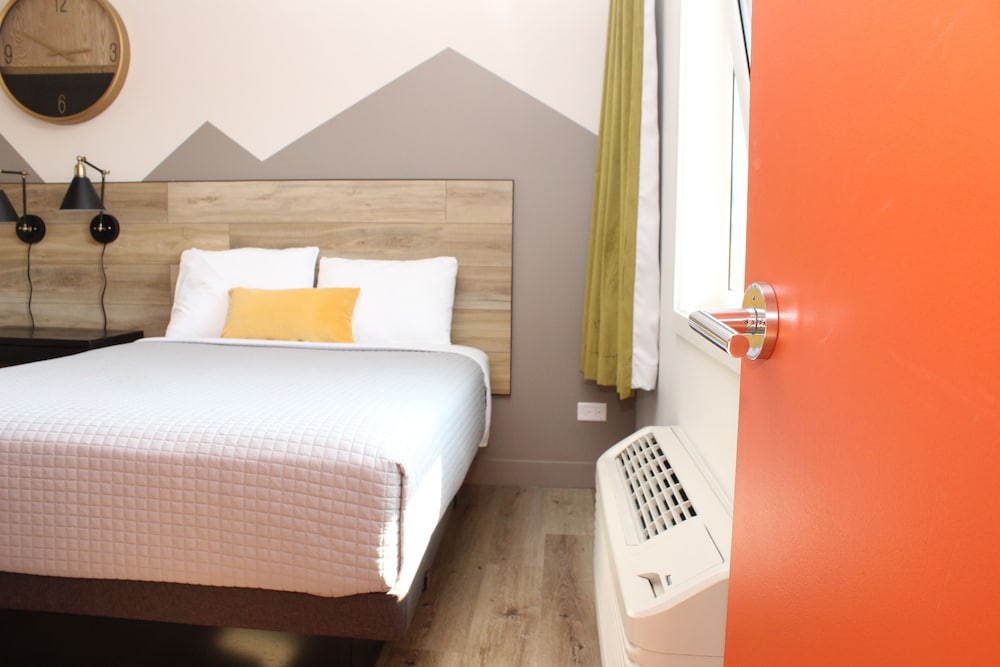 4411 Inn & Suites - photo 4