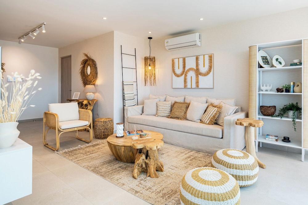 Aelia Chic 2 BR Apartment & Balcony in Larnaca — 4-Star Luxury Hotel in Larnaca, Cyprus