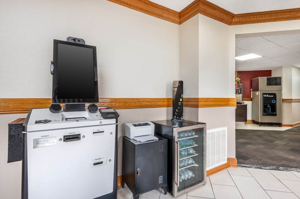Red Roof Inn Greencastle South Cloverdale - photo 32
