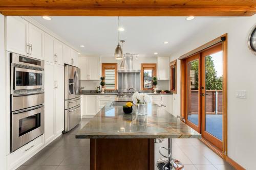Quiet Modern Dundadrave Oasis — hotel in West Vancouver