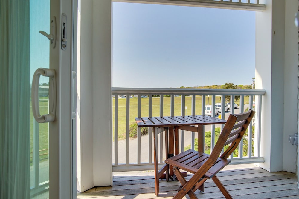 Breezy Oak Bluffs Condo Steps to Inkwell Beach — 4-Star Luxury Hotel in Oak Bluffs, United States
