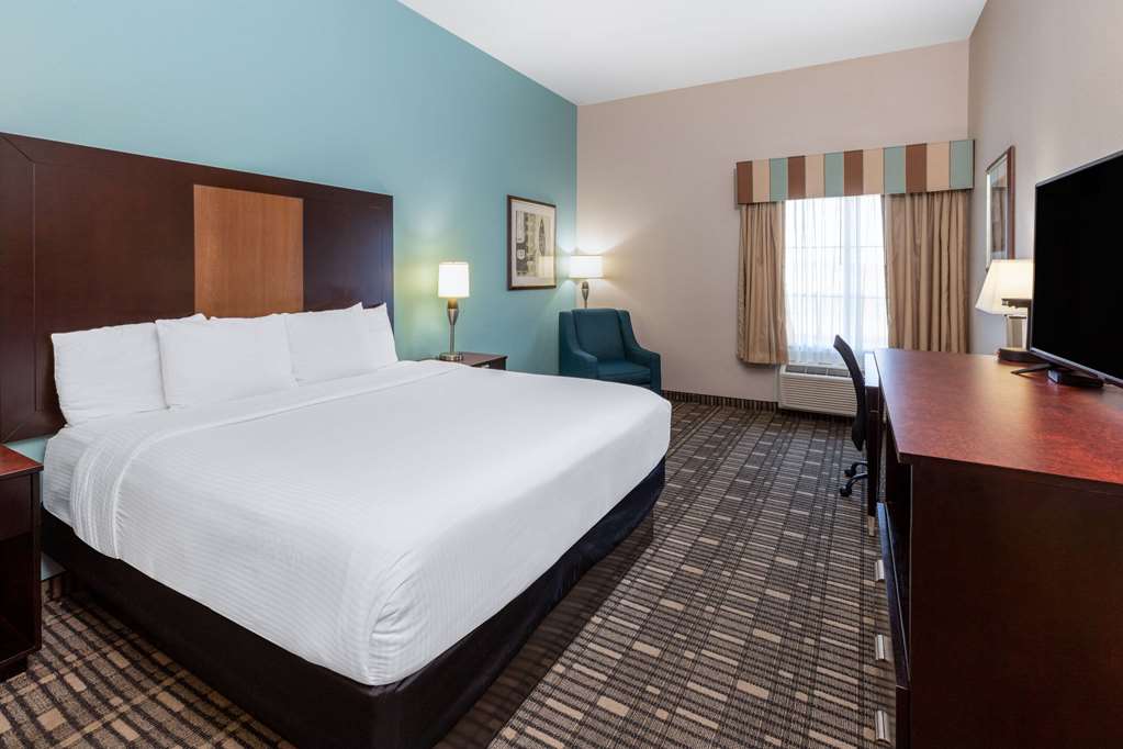 La Quinta Inn & Suites by Wyndham Fort Worth Lake Worth - photo 18