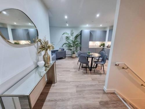 Stunning 4 bedroom Townhouse with Free Parking — 4-Star Luxury Hotel in Manchester, United Kingdom