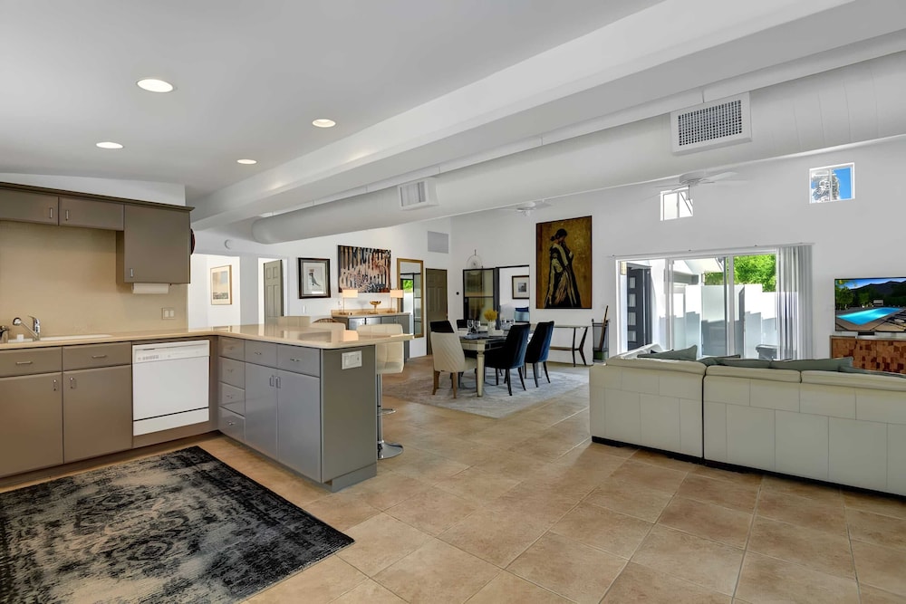 Modern Oasis w Pool Patio Lounge Mountain Views Palo Verde by AvantStay - photo 10