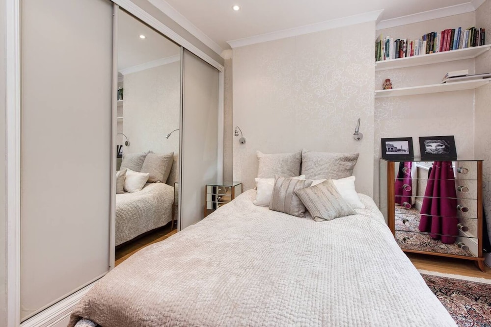 Inviting 1BD Hideaway Kensington Olympia — 4-Star Luxury Hotel in London, United Kingdom