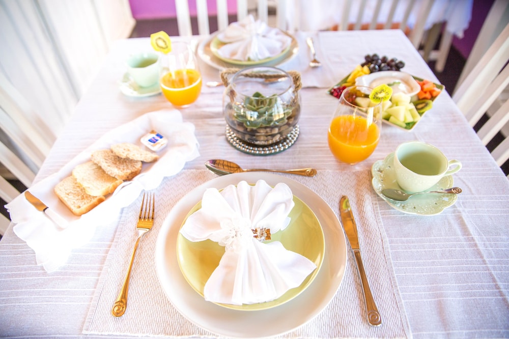 TshiBerry Bed & Breakfast — 5-Star Luxury Hotel in Rustenburg, South Africa