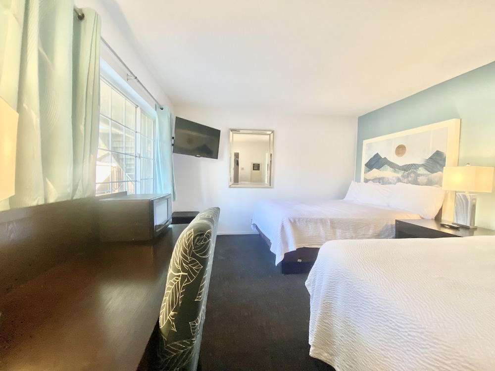 Bluebird Day Inn & Suites - photo 9