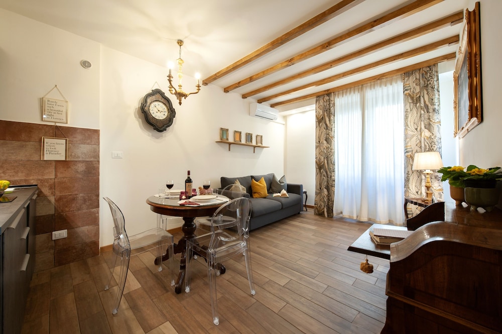 Casa Sorelle Flo Apartments — 4-Star Luxury Hotel in Florence, Italy