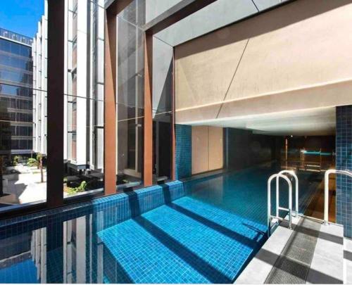 Midnight Luxe 2BR 2Bath Apartment 507 in the heart of Braddon L5 Views Pool Sauna Gym Wifi — 4-Star Luxury Hotel in Canberra, Australia