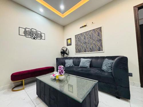 Charming 1BR with Stunning Eiffel Tower View - last minute hotel in Lahore