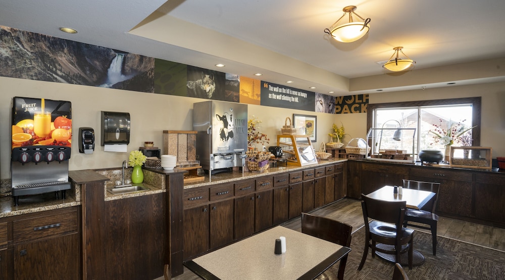 Gray Wolf Inn & Suites - photo 34