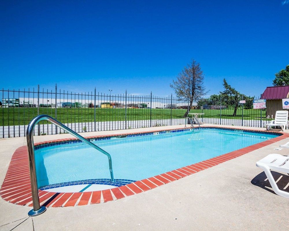 Econo Lodge Urbandale - photo 22