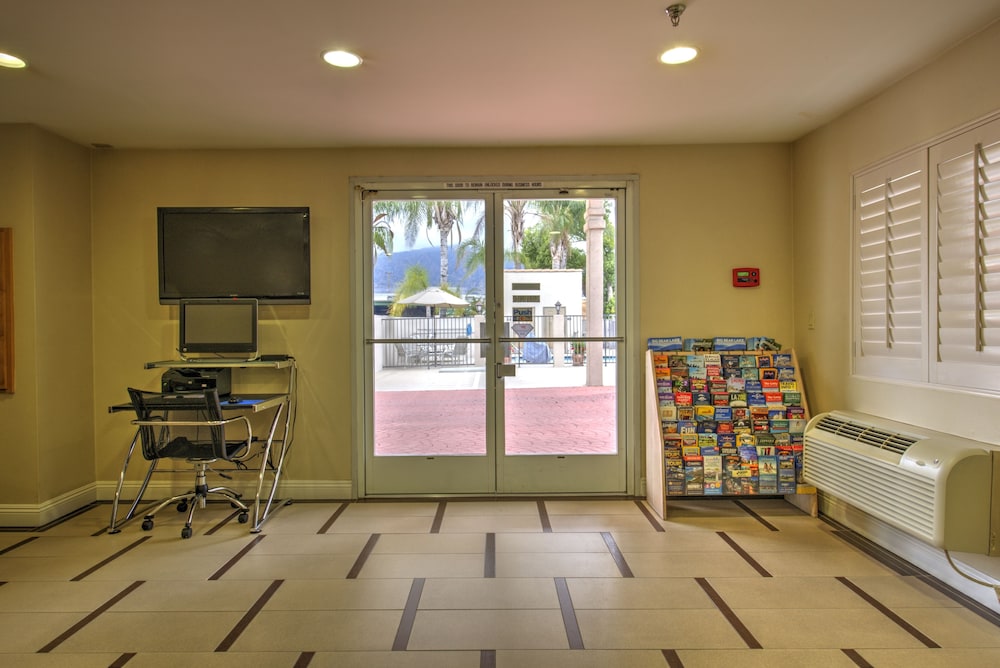 Burbank Inn and Suites - photo 19