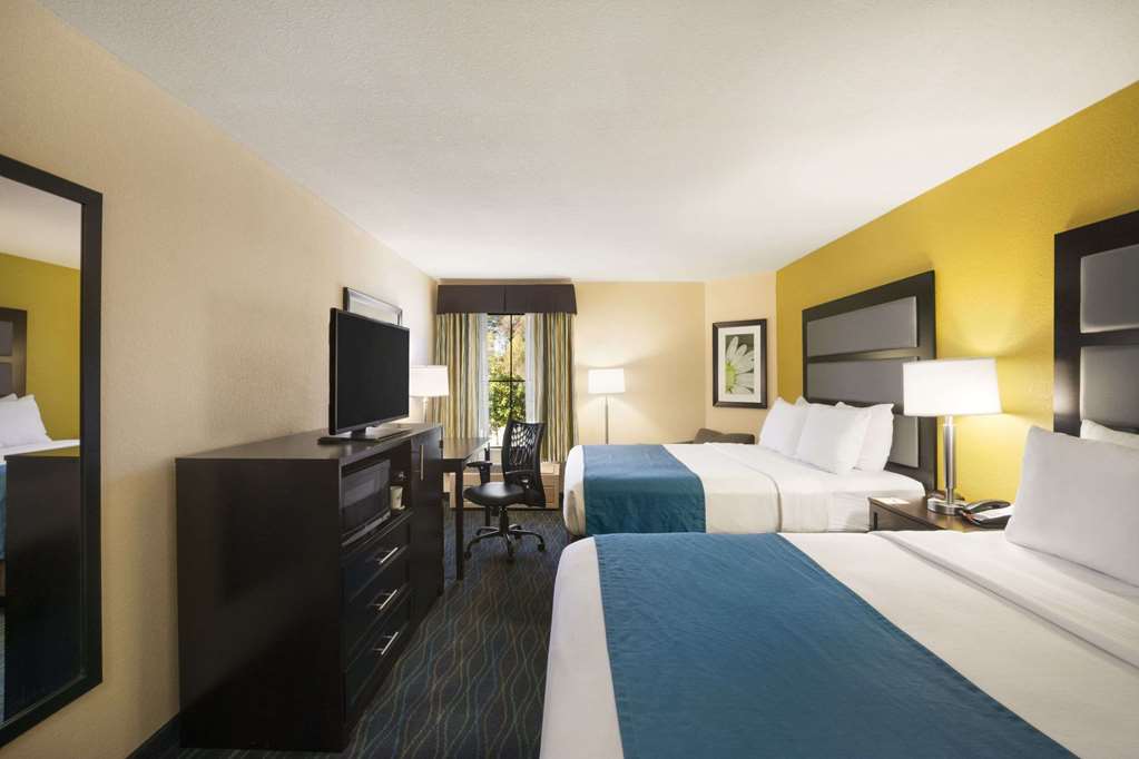 Days Inn & Suites by Wyndham Commerce - photo 7