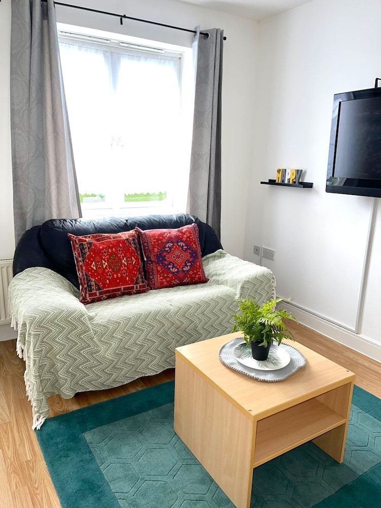 Crescent Apartment Modern 1 Bedroom First Floor 19508245 — Romford