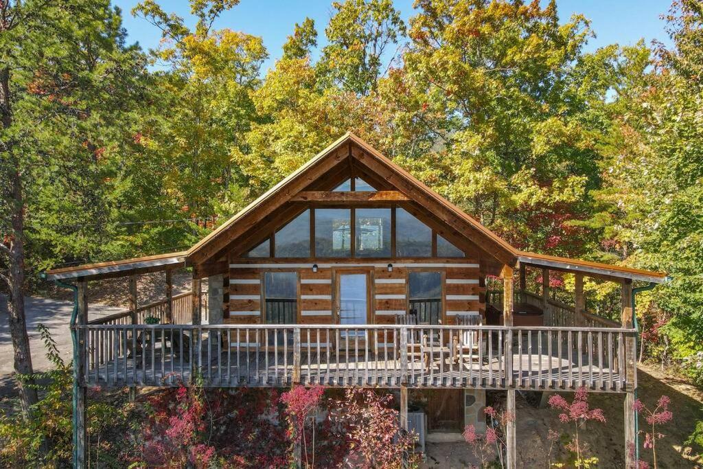 View Private Studio Cabin Hot Tub Relax Honeymoon — 4-Star Luxury Hotel in Sevierville, United States