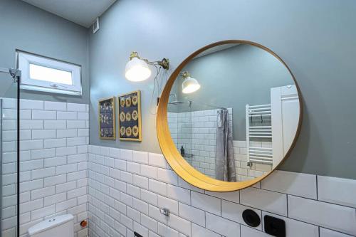 Chic Abanotubani Apt By Wehost