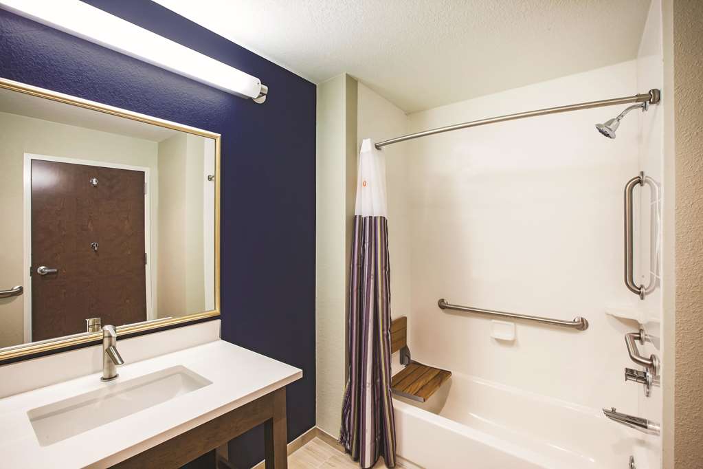 La Quinta Inn & Suites by Wyndham Wichita Northeast - photo 13