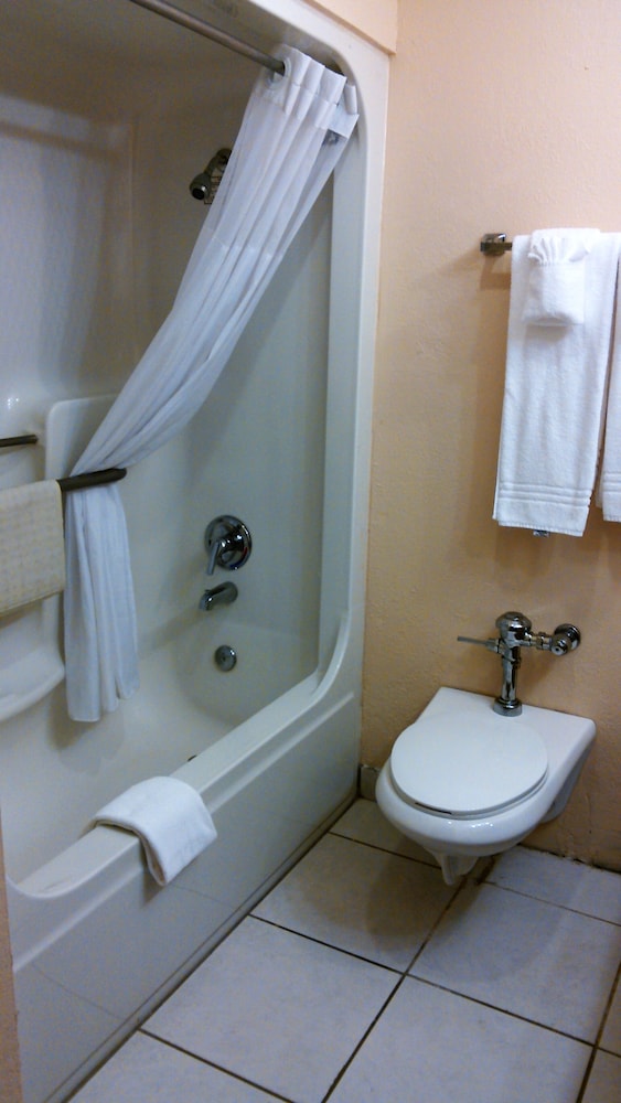 Days Inn & Suites by Wyndham Lake Okeechobee - photo 34