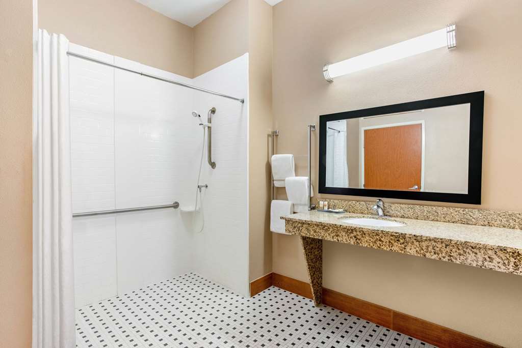 La Quinta Inn & Suites Indianapolis Airport West - photo 15
