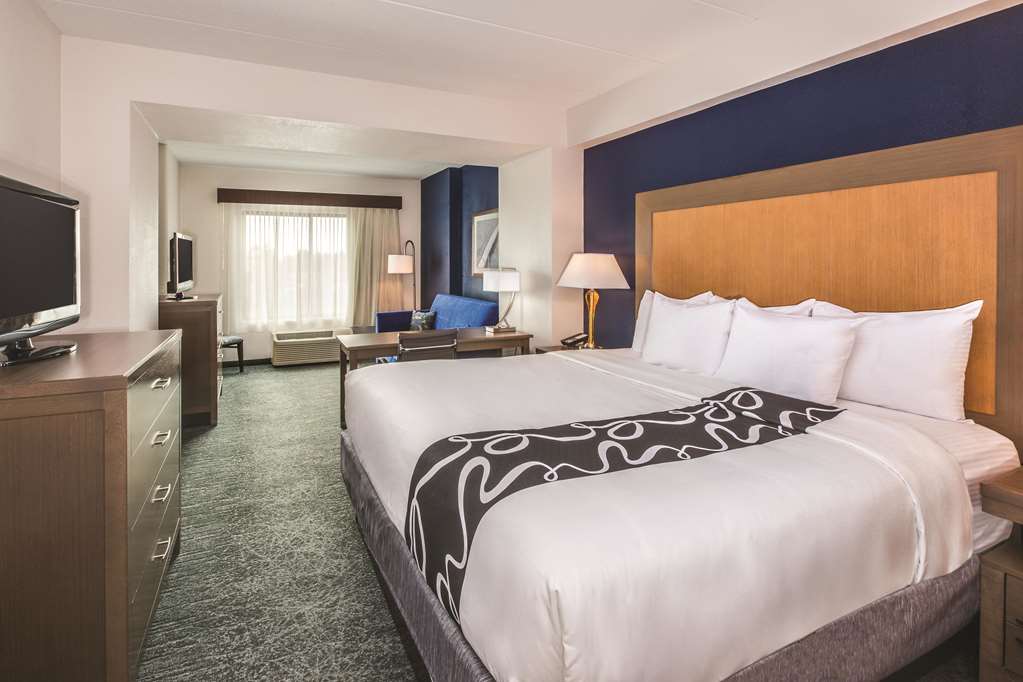 La Quinta Inn & Suites by Wyndham Philadelphia Airport - photo 11