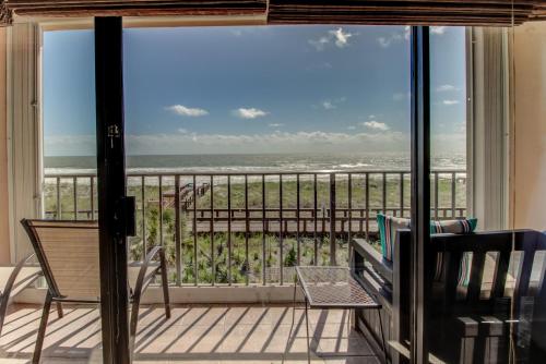 Oceanfront Pool Elevator Boardwalk — 4-Star Luxury Hotel in Carolina Beach, United States