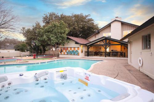 Sleeps 16 Private Pool Sport Court Hot Tub Arcade in San Antonio, United States