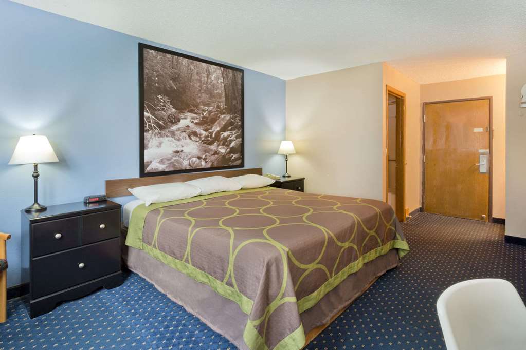 Super 8 by Wyndham Rockford I 90 Casino District - photo 8