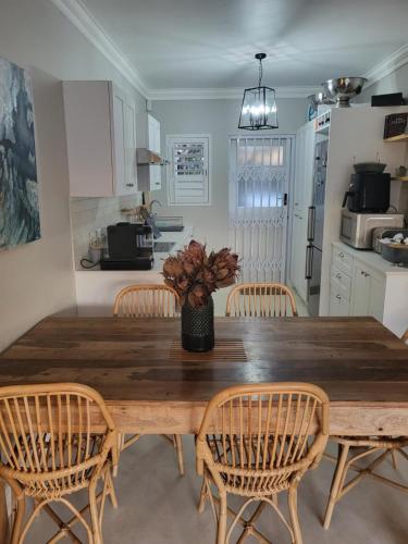 Charming 2 Bedroom Cottage in Noordhoek surrounds
