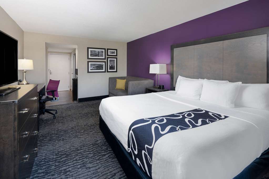 La Quinta Inn & Suites by Wyndham Kennesaw - photo 10