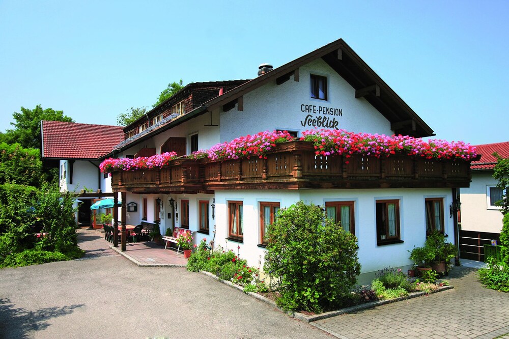 Hotel Seeblick - carbon neutral hotel in Obing