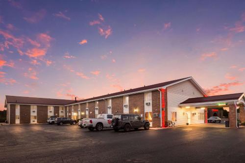 Econo Lodge Inn & Suites Escanaba North - photo 11
