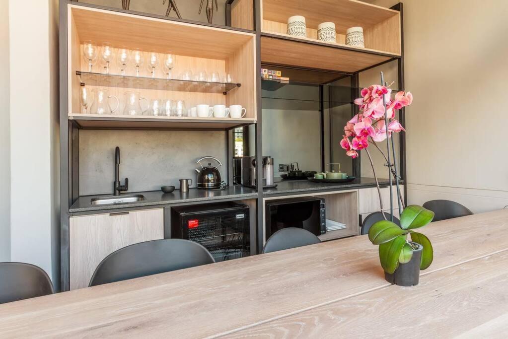 Sun filled Contemporary Apartment in The East City