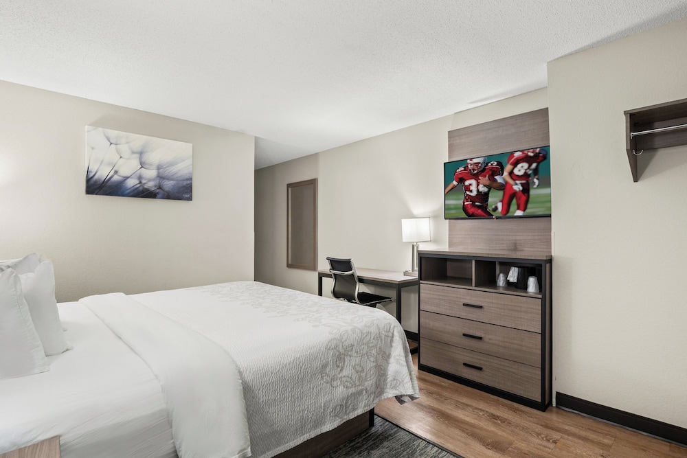 Red Roof Plus Belleville - photo 10