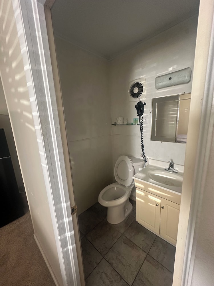 Grand Central Motel - photo 18