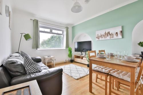 Modern 4 Bed Contractor Stay in Swansea TV in Every Room and Parking in Swansea, United Kingdom